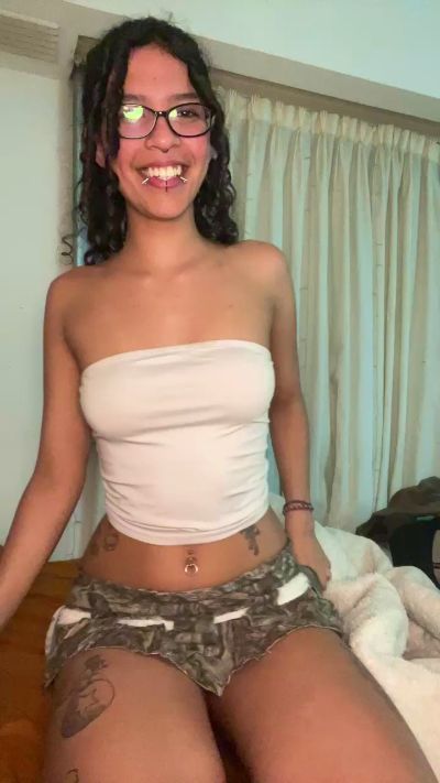 crystilove4 live cam on Cam4