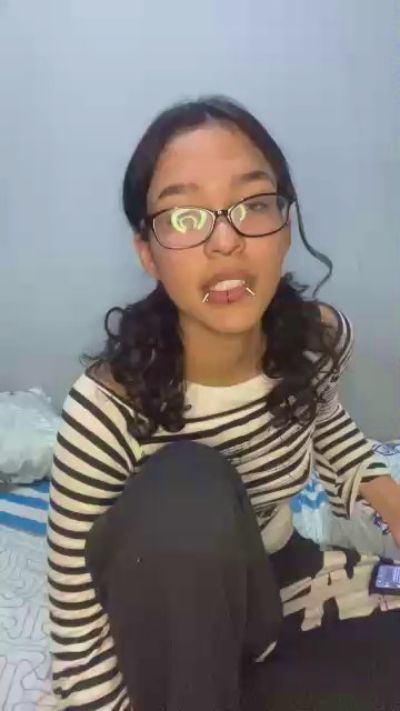 crystilove4 live cam on Cam4