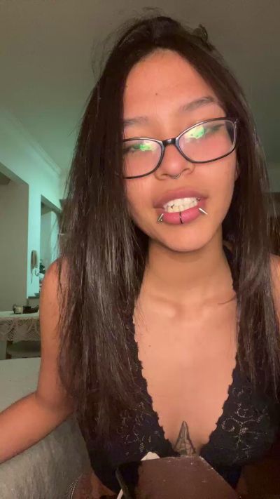crystilove4 live cam on Cam4