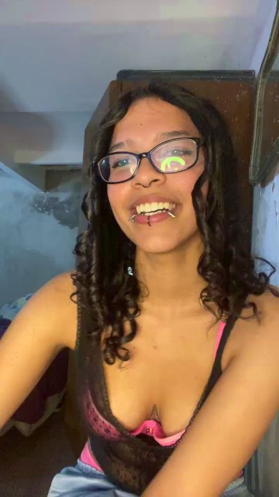 crystilove4 live cam on Cam4