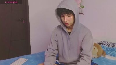 cuddly_twink live cam on Cam4