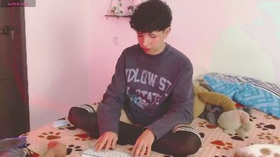 cuddly_twink live cam on Cam4