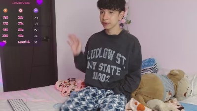 cuddly_twink live cam on Cam4