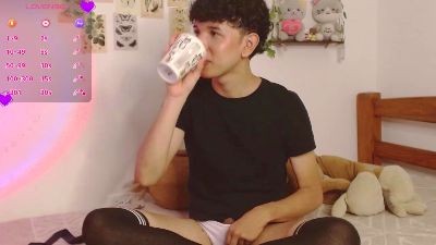 cuddly_twink live cam on Cam4