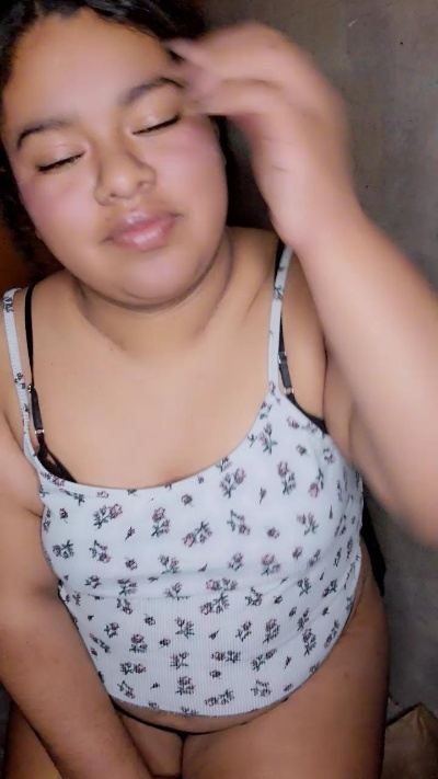 curlysexy22 live cam on Cam4