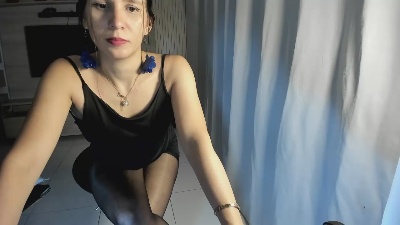dalilasaenz1 live cam on Cam4