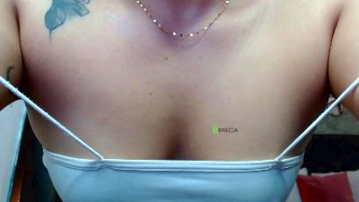 daniela_castroo live cam on Cam4