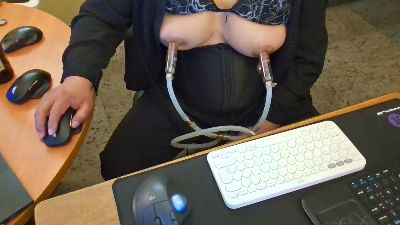 darlingivonne1 live cam on Cam4
