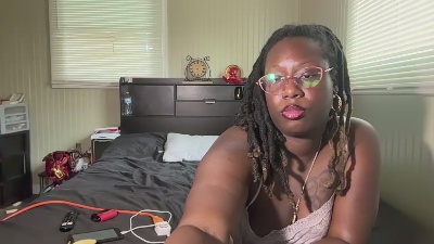 deafbaeee live cam on Cam4