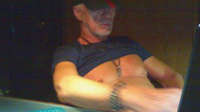 dicker9269 live cam on Cam4