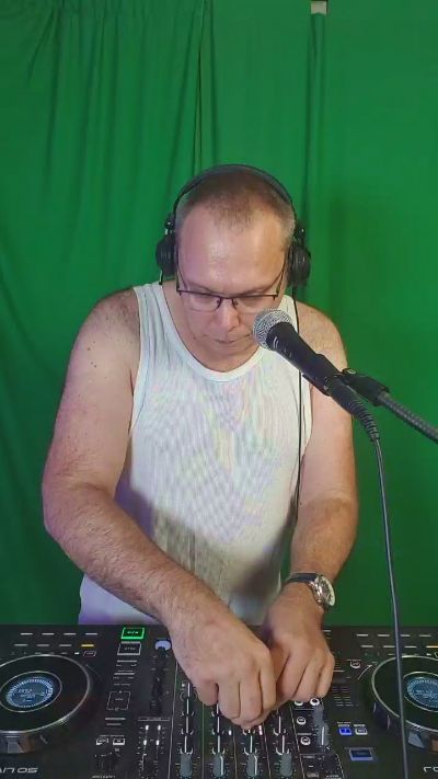 djShyVibes live cam on Cam4