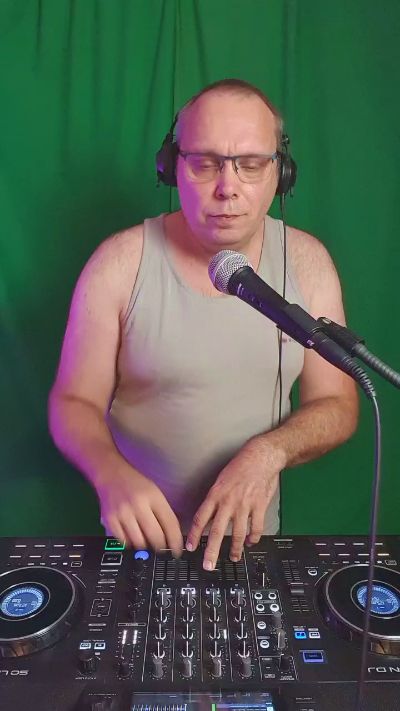 djShyVibes live cam on Cam4