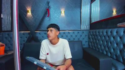 dominic_max1 live cam on Cam4