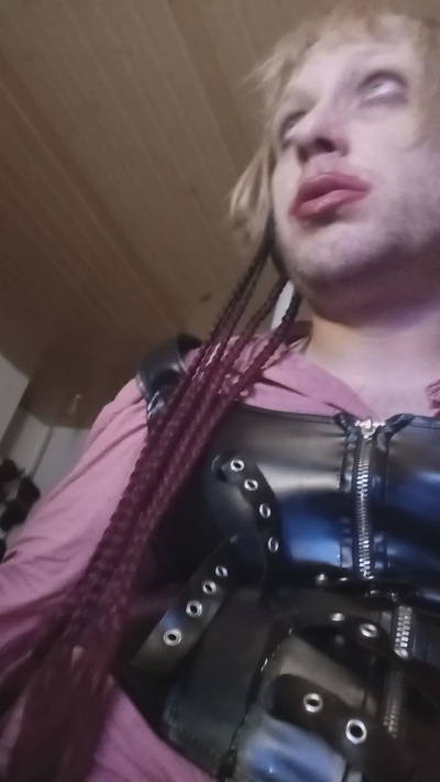 dressedZombie live cam on Cam4