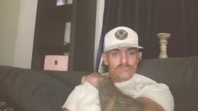 dylannielsen32 live cam on Cam4