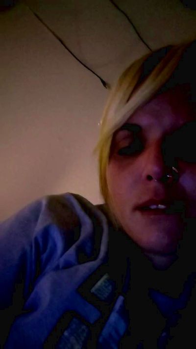 eazy_breezy live cam on Cam4