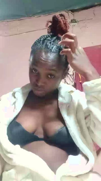 emeli2 live cam on Cam4