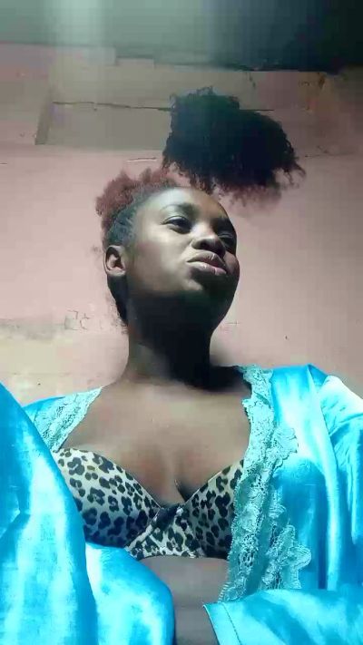 emeli2 live cam on Cam4