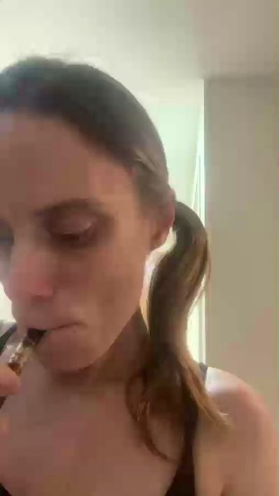 emeryinez live cam on Cam4