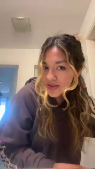 emi444 live cam on Cam4