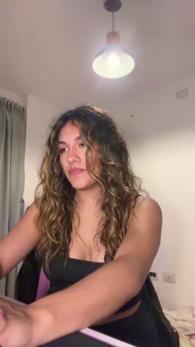 emi444 live cam on Cam4