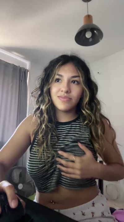emi444 live cam on Cam4