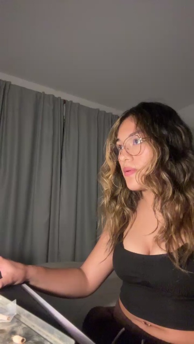 emi444 live cam on Cam4