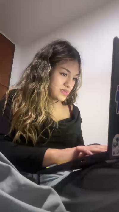 emi444 live cam on Cam4