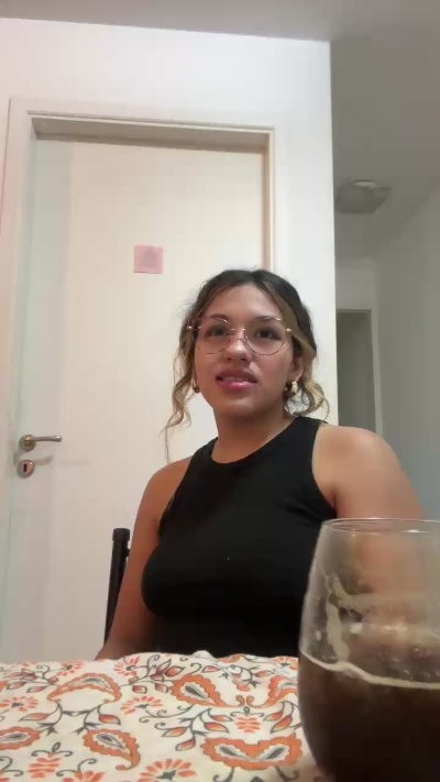 emi444 live cam on Cam4