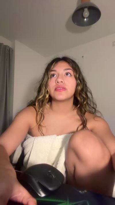 emi444 live cam on Cam4