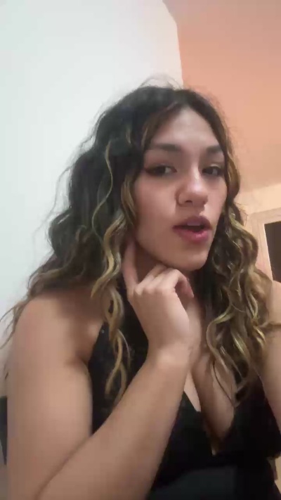 emi444 live cam on Cam4