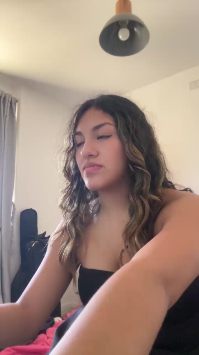 emi444 live cam on Cam4