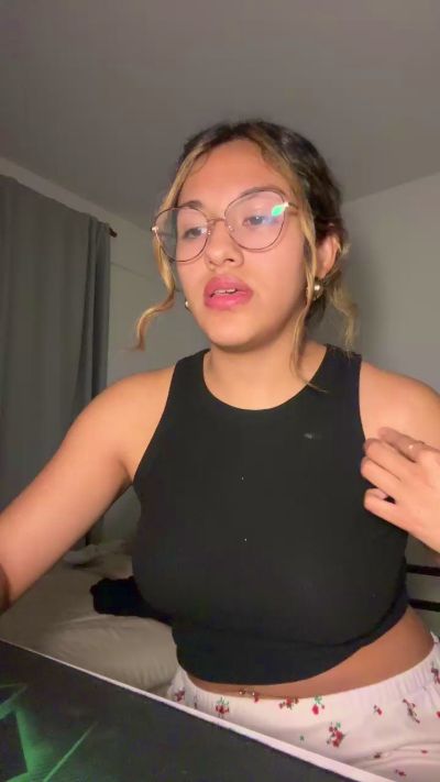 emi444 live cam on Cam4