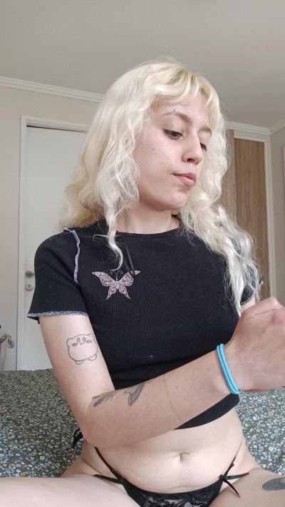 emi_laura live cam on Cam4