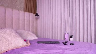 emyli_sw live cam on Cam4