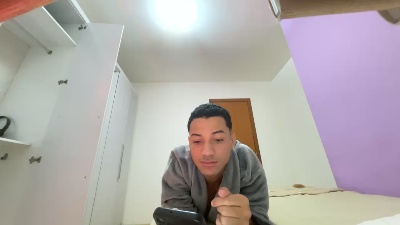enzoheitor3 live cam on Cam4
