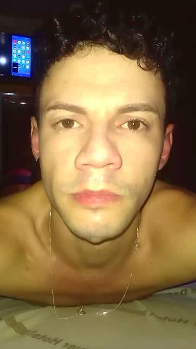 enzzoreis live cam on Cam4