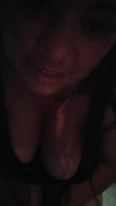 le modèle esti23_xxx est en webcam porno dans un show sur le site cam4, il possède les tags suivants: squirt