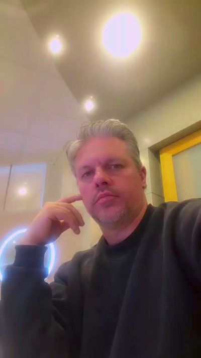 gentleman2003 live cam on Cam4