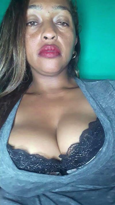 ginn19 live cam on Cam4