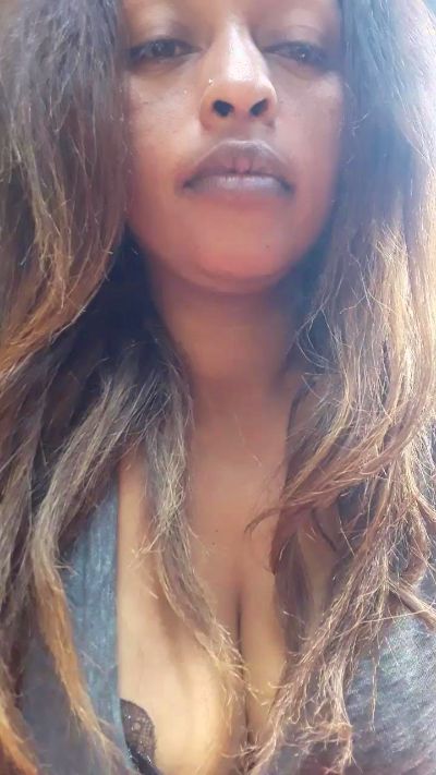 ginn19 live cam on Cam4