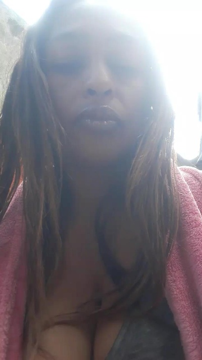 ginn19 live cam on Cam4