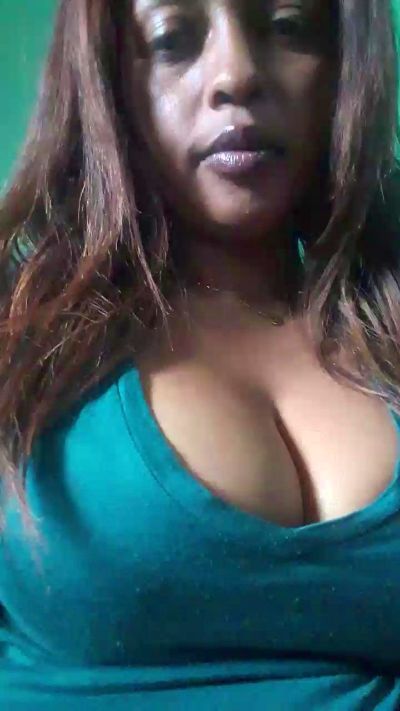 ginn19 live cam on Cam4