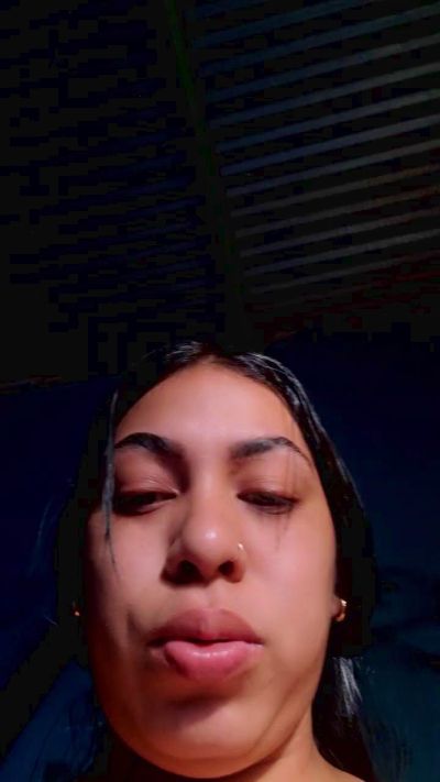 girl_pee live cam on Cam4
