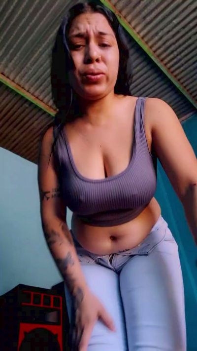 girl_pee live cam on Cam4