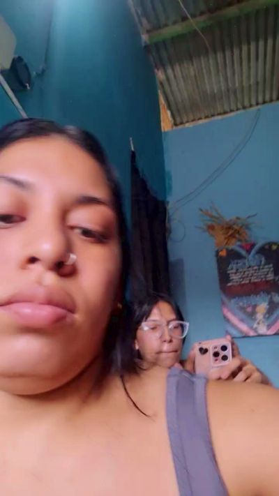 girl_pee live cam on Cam4
