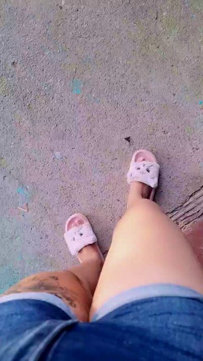 girl_pee live cam on Cam4