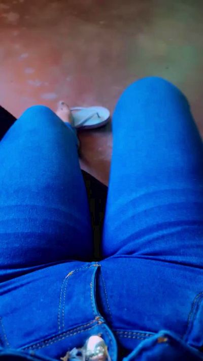 girl_pee live cam on Cam4