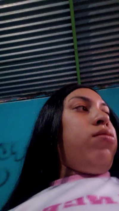 girl_pee live cam on Cam4