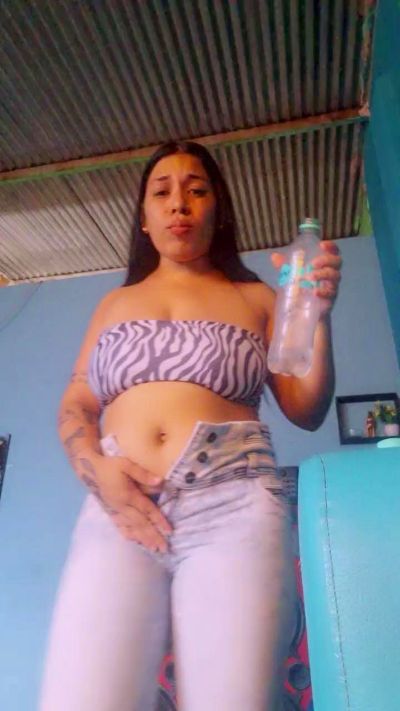 girl_pee live cam on Cam4